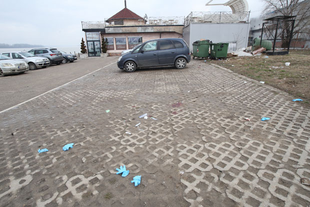 НОВИ ДЕТАЉИ ПУЦЊАВЕ НА АДИ ХУЈИ: Метак му прошао кроз главу, па завршио у девојци